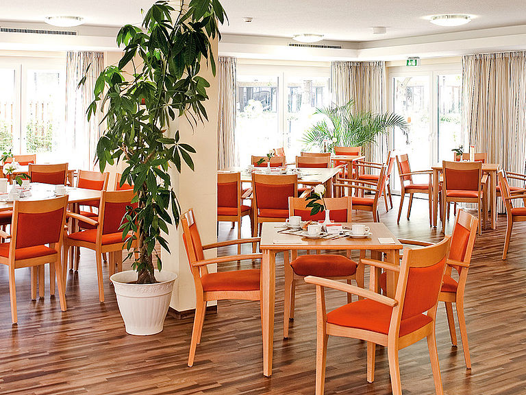 Das einladende und stilvolle Restaurant im Pflegeheim Barsinghausen