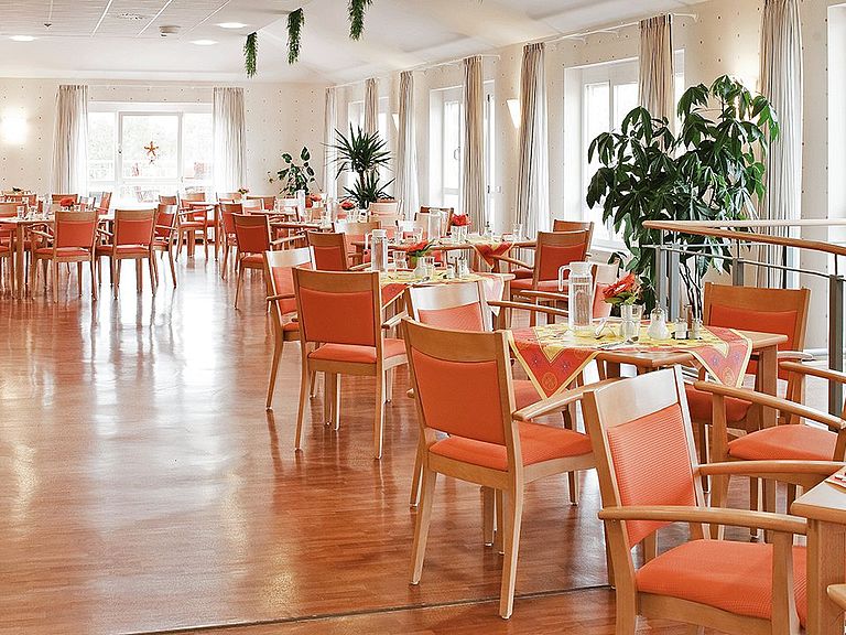 Das einladende und stilvolle Restaurant im Pflegeheim Aurich