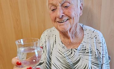 Ein Prost auf Helga Hahnemann von Ursula Baumann     