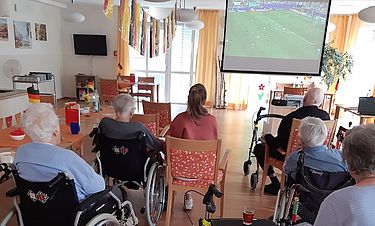 Gern hätten die Senioren im Kursana Domizil auf der großen Leinwand noch mehr Spiele von Kimmich & Co gesehen, doch aufgrund der schlechten Leistungen des Nationalteams fieberten sie nur bei vier Spielen mit.
