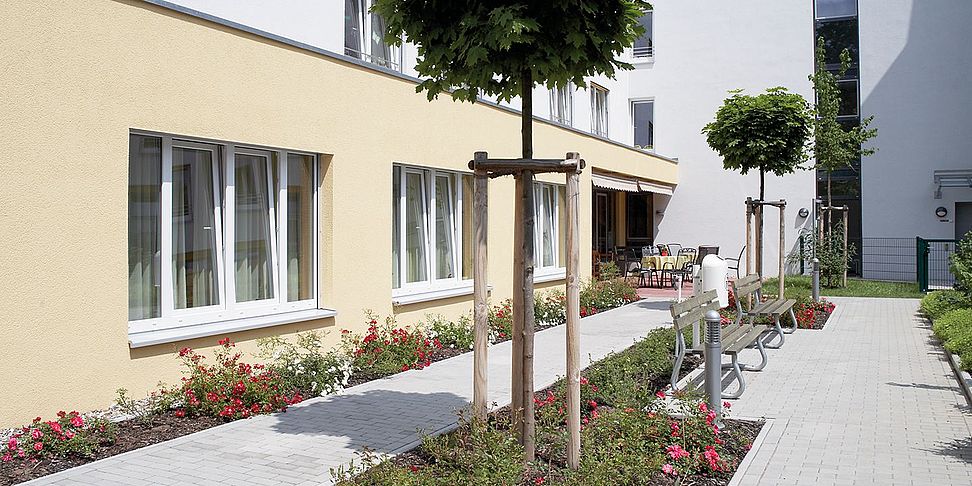 Zum betreuten Wohnen in Merseburg gehört ein idyllischer Garten