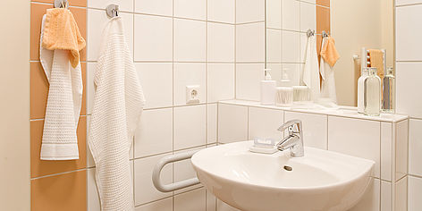 Ein eigenes Bad gehört zu jedem Zimmer im Pflegeheim Hamburg-Billstedt