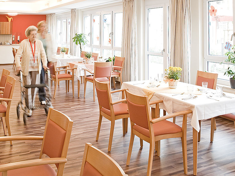 Das einladende und stilvolle Restaurant im Pflegeheim Bruchkoebel