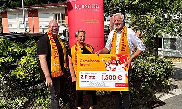Kursana-Regionalgeschäftsführer Ralf Bohlen (rechts) überreichte den Scheck an Pflegedienstleitung Sabrina Mohr und Direktor Sven Maximilian Seib.