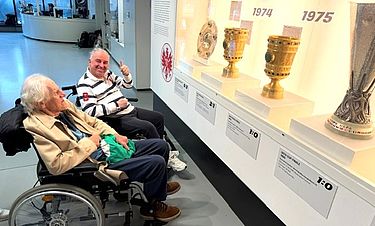 Die Senioren aus der Kursana Villa waren im Museum der Frankfurter Eintracht beeindruckt von den Pokalen und Trophäen.