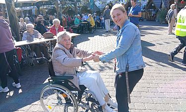 Lydia Damian und Annika Reiter, Leiterin des Teams der Sozialen Betreuung im Kursana Domizil, drehten beim Winzerfest auf der „Tanzfläche“ vergnügt ein paar Runden.