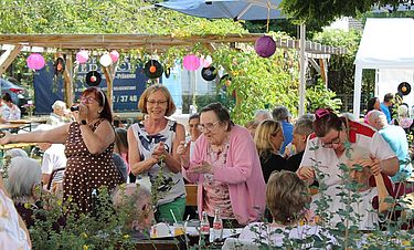Die Senioren feierten im Kursana Domizil eine Sommerparty wie früher. Die Musik, das Ambiente und das Essen ließen Gedanken an schöne Momente vergangener Jahrzehnte lebendig werden.

