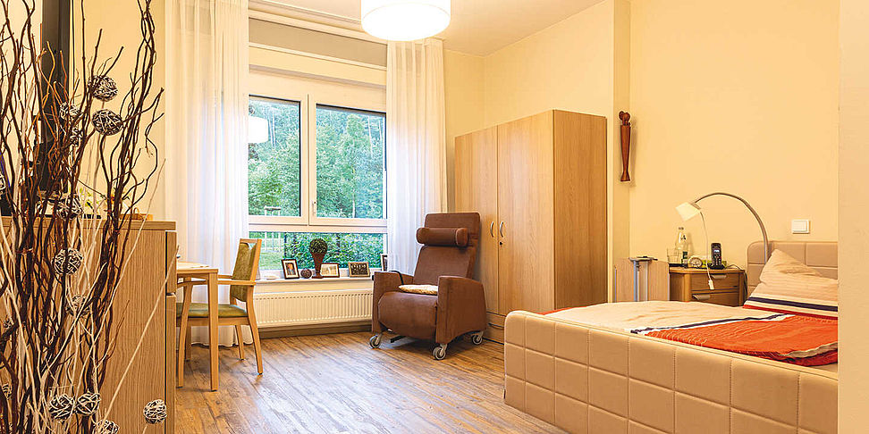 Jeder Bewohner mit Demenz hat sein eigenes Zimmer in der ambulant betreuten Wohngemeinschaft im modernen Pflegeheim Kursana Nauen.