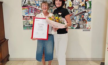 Tamara Renken (links) mit Direktorin Britta Alexandra Bierhaus