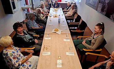 Politik, Piccolo und Gott und die Welt: Beim Damenstammtisch im Kursana Domizil Leinfelden-Echterdingen wird fröhlich diskutiert. 