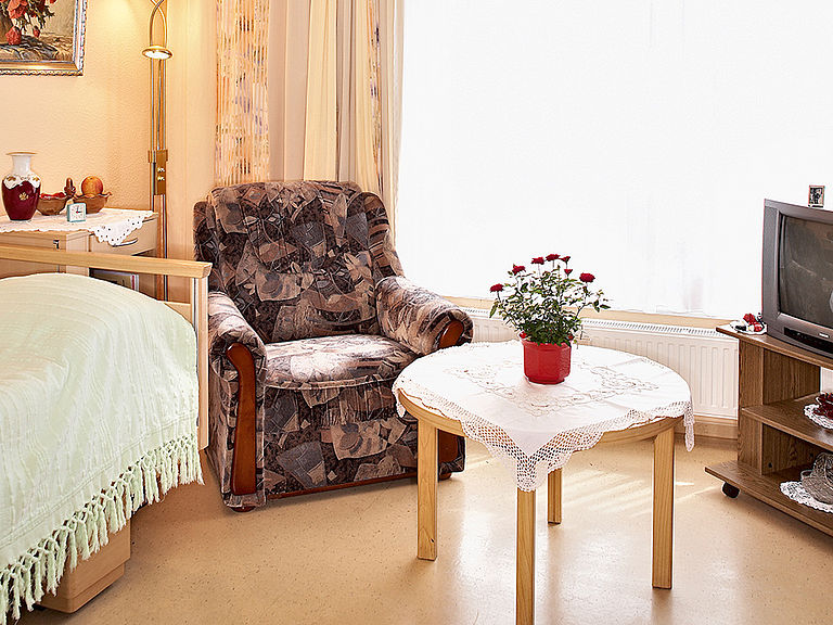 Ein komfortables Zimmer im Kursana Seniorenheim