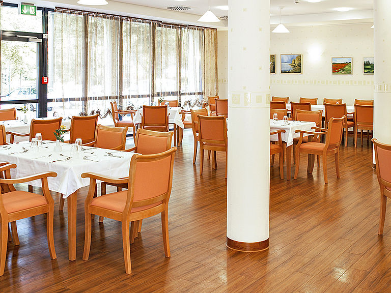 Das einladende und stilvolle Restaurant im Pflegeheim Potsdam