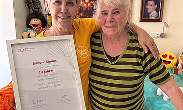 Simone Simon mit Bewohnerin Erika Stürmer