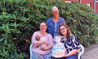 Direktorin Kati Klonz (hinten) und Pflegedienstleiterin Martina Janssen begrüßten Lena Schütte bei ihrem Besuch im Kursana Domizil Aurich mit einer Windeltorte für Baby Matilda. 