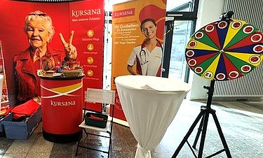 Der Messe-Stand: Das Kursana Domizil Seelze hat während der Mini-Expo in der Bertolt-Brecht-Gesamtschule großes Interesse von potenziellen Nachwuchskräften registriert.