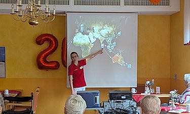 Hanna Müller berichtet von ihrer Reise. Für die Seniorinnen und Senioren ist das ein Highlight.