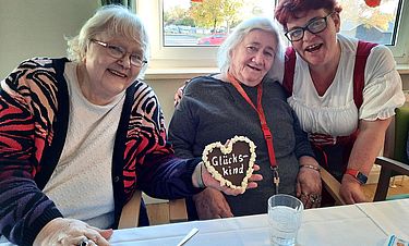 Auch Helga Flieger (74, v.l.) und Sylvia Krußig (76) ließen sich von der Stimmung mitreißen. Die Mitarbeiterinnen der sozialen Betreuung, wie Claudia Trommer, kleideten sich stilgerecht zum Oktoberfest.

