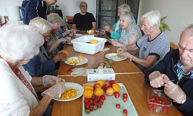 Viele Hände machen der Arbeit ein schnelles Ende. Obst schnippeln für die Bowle zum Sommerfest