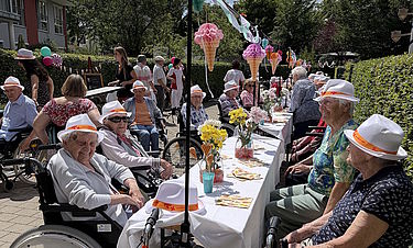 Die Bewohnerinnen und Bewohner freuen sich über das Sommerfest. 