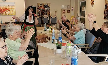 Bei der musikalischen Weltreise mit Entertainerin Heidi Hedtmann sangen die Senioren die Evergreens mit und kamen in Schwung.