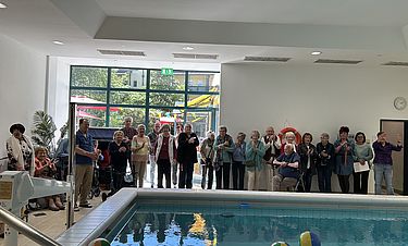 Viele Bewohnerinnen und Bewohner wohnten der Eröffnung des Schwimmbads persönlich bei.