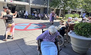 Traumwetter zum Auftakt der Straßenkonzerte: Die Senioren tanzten vor dem Kursana Domizil zu Evergreens und sangen am Ende den  Klassiker von Udo Jürgens „Immer wieder geht die Sonne auf“. 