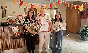 Pflegedienstleiterin Martina Janssen (l.) und Wohnbereichsleiterin Lisa Dierks (r.) gratulierten Jennifer Jacobi zu zehn Jahren im Kursana-Team. 