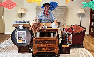 Drehorgelspieler Hartmut Wieck-Simon sorgte mit seinem Auftritt für große Freude auf dem Sommerfest in der Kursana Residenz Wedel.  