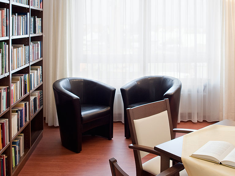 Die stilvolle und einladende Bibliothek im Pflegeheim Greisem