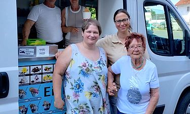 Am Eiswagen vor dem Kursana Domizil ist immer was los. Dort treffen sich viele Senioren und plaudern über alte Geschichten rund um die mobile Eisstation.