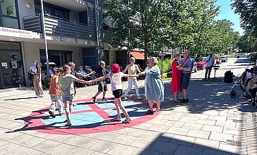 Die Senioren und Kinder der Lindenschule tanzten beim Straßenkonzert vor dem Kursana Domizil gemeinsam.