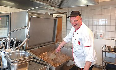 Hauke Willhaus hat als Koch für Seniorinnen und Senioren seine Berufung gefunden.