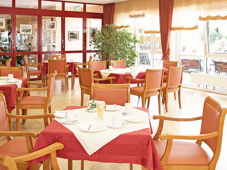 Das einladende und stilvolle Restaurant im Pflegeheim Diedorf