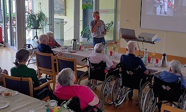 Die Bewohnenden lauschen gespannt dem Vortrag von Dr. Manfred Welker.