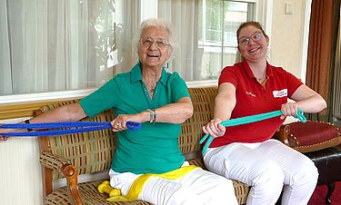 Ingrid Althoff (links) macht in der Kursana Villa regelmäßig Gymnastik und lässt sich von Victoria Swaschnik Übungen mit dem Theraband zeigen.

