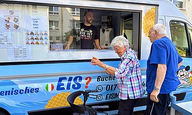 Schlemmen und schnacken: das Eismobil bringt Genuss und Geselligkeit. 