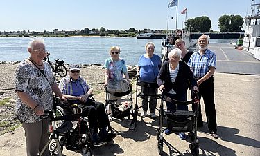 Schönstes Frühsommerwetter verwöhnte die Bewohnerinnen und Bewohner des Kursana Domizils beim Ausflug an den Rhein.