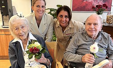 Glückwünsche für das Königspaar: Die Kursana-Mitarbeiterinnen Jessica Hagenkötter (oben links) und Ayten Yasar (oben rechts) gratulieren Irmgard Lodenkemper und Günter Krallemann zur Thronbesteigung.