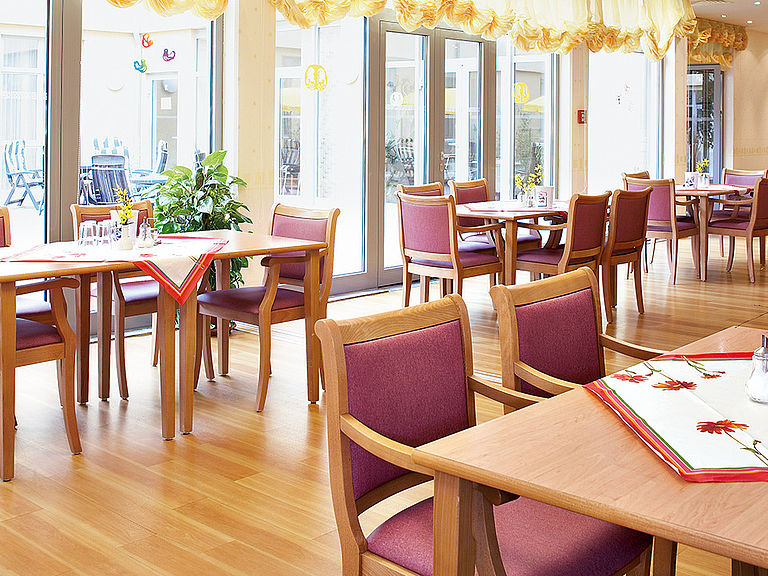 Das einladende und stilvolle Restaurant im Pflegeheim Wittenberg