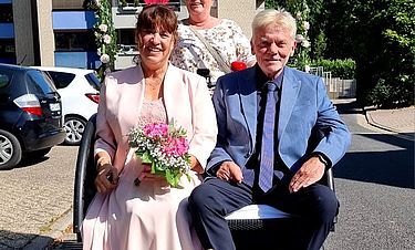 Mit der Rikscha ging es zum Standesamt. 