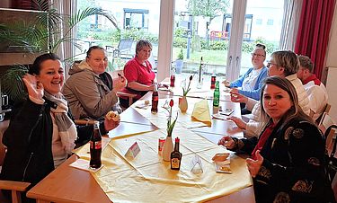 Gemeinsam essen und klönen: Im Kursana Domizil Gütersloh hat sich die Einrichtungsleitung mit einem Personalgrillen für die gute Teamleistung bedankt.