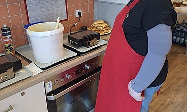 Renate Eckhardt, Bewohnerin des Kursana Domizils, beim Waffeln backen. 