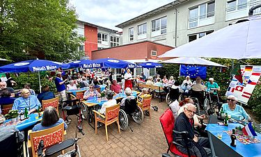 Ein volles Haus und strahlenden Sonnenschein gab es beim Sommerfest des Kursana Domizils.