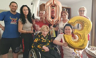 Gisela Ritzau (Mitte, im Rollstuhl) feierte ihren 103. Geburtstag in der Kursana Residenz.