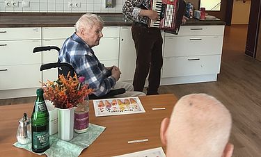 Immer am Donnerstag erklingt Akkordeonmusik im Haus