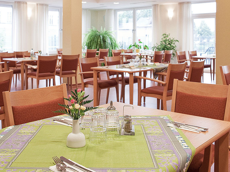 Das einladende und stilvolle Restaurant im Pflegeheim Schneeberg