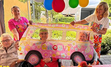 Flower-Power im Kursana Domizil Straelen: Die Bewohnerinnen und Bewohner feierten ein fröhliches Sommerfest. 