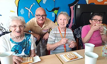 Mittendrin im Trubel: Gudrun Gericher (86, Foto v.r.), Anneliese Seiler (86) und Bärbel Zenner (66). Matthias Biedermann, Leiter der sozialen Betreuung vom Haus Ost, begleitete die Damen zusammen mit einer Kollegin aus der Betreuung sowie der Leitung der sozialen Betreuung vom Haus Höhenweg.