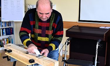 Hat schon immer gerne gewerkelt: Willi Stoll, Bewohner im Kursana Domizil Nürtingen. 