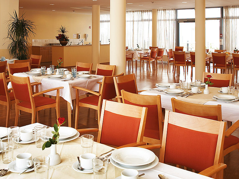 Das einladende und stilvolle Restaurant im Pflegeheim Donzdorf